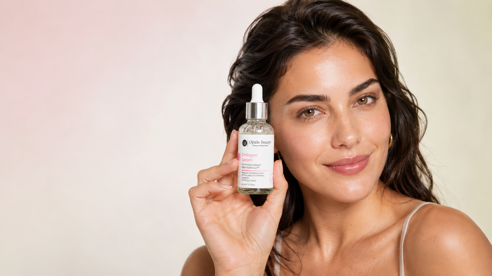 Opale Beauty Collagen Serum'u yüzünün yanında tutan yetişkin kadın